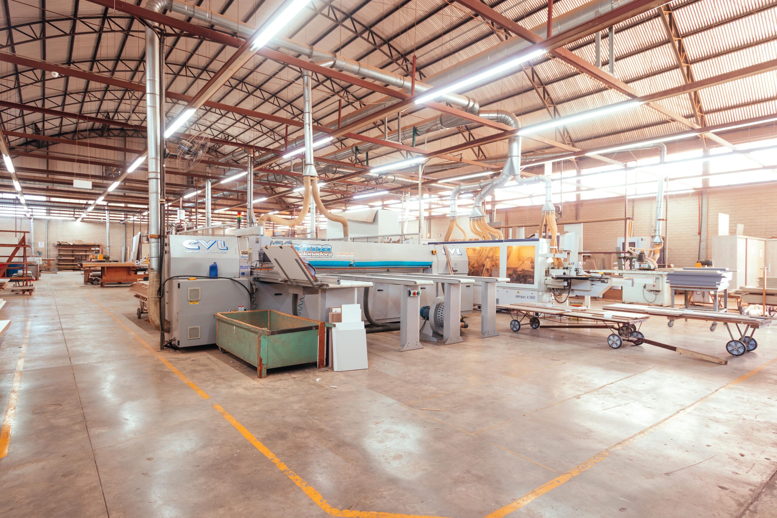 Wide view of an organized industrial factory with modern machinery in Pato Branco.
